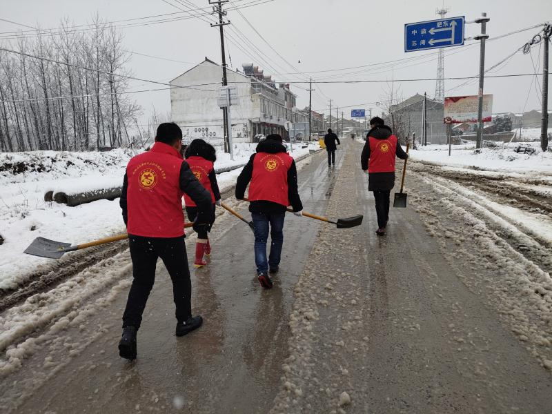 志愿者铲雪_看图王.jpg